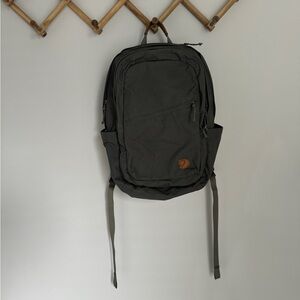 Fjällräven “Räven 28” Unisex 28L Everyday Outdoor Backpack in Basalt Gray
